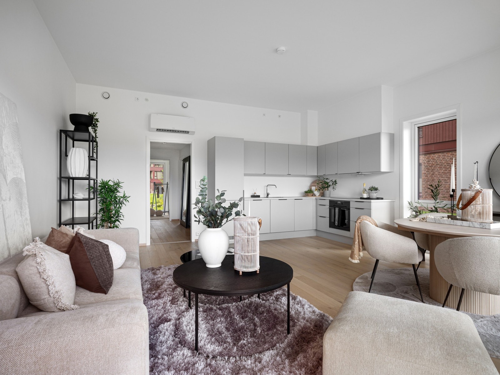 Leiligheten har en åpen stue/kjøkken løsning Galleribilde