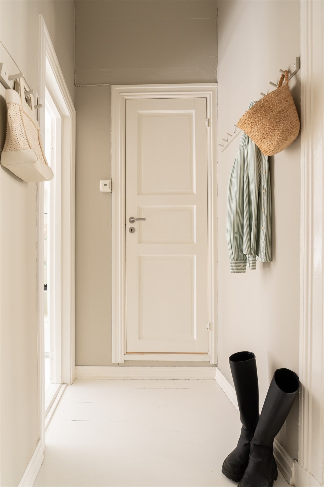 Velkommen inn! Innbydende entré med lysmalte overflater og god takhøyde som gir et godt førsteinntrykk av leiligheten. Galleribilde