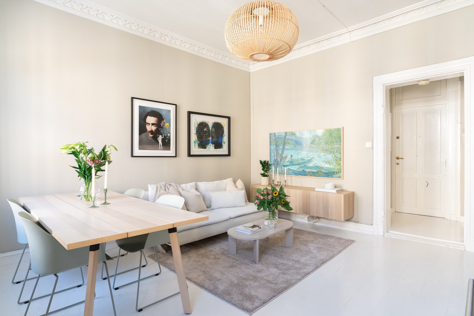 Generøs takhøyde og store vindusflater sørger for fine lysforhold i boligen og skaper en luftig romfølelse. Galleribilde