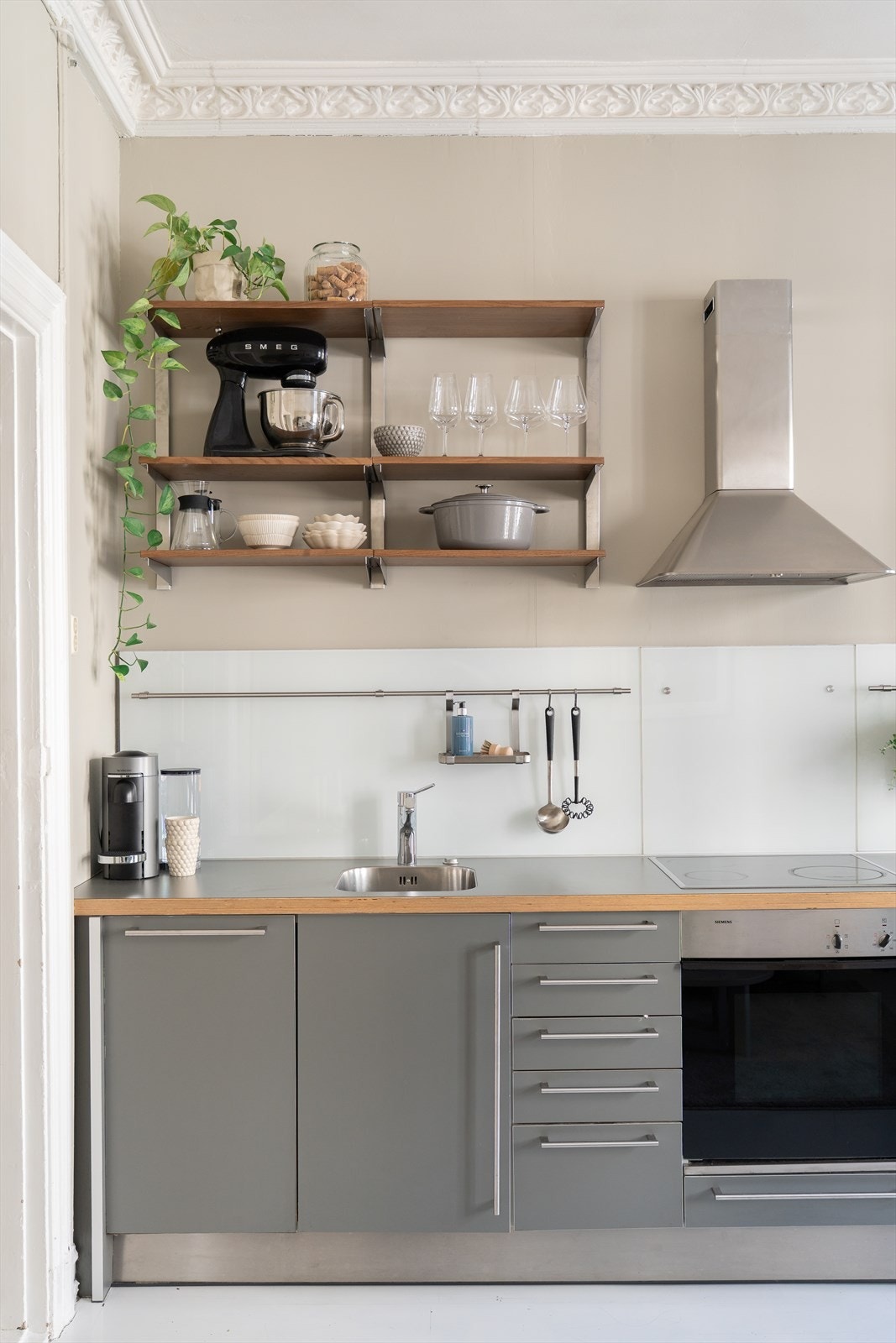 Praktisk hylleløsning for oppbevaring og dekor. Galleribilde