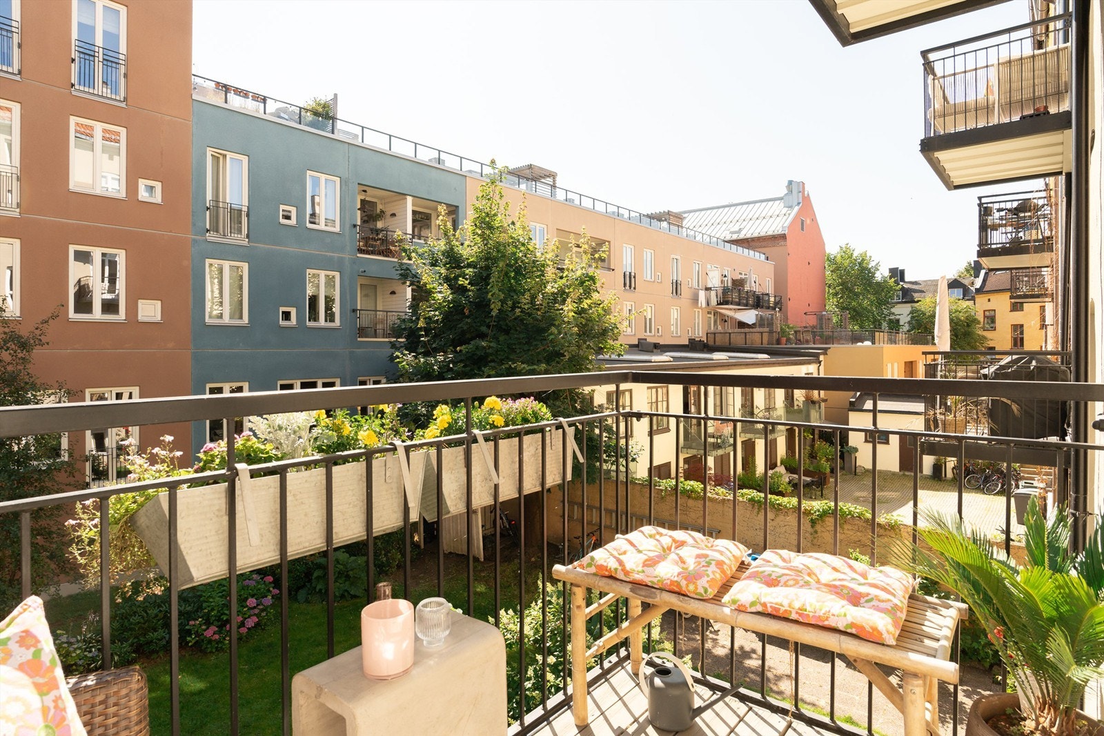 Utgang fra soverommet til balkong med koselig utsikt. Her kan varmere dager nytes. Galleribilde