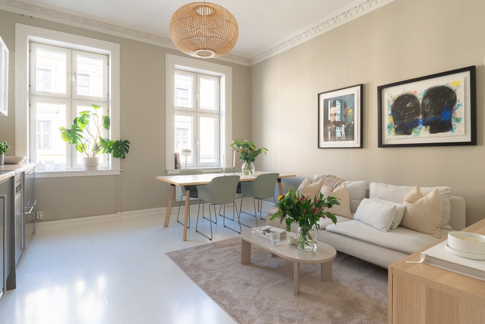 En lys og gjennomgående 2-roms i sjarmerende bygård sentralt beliggende på Grünerløkka. Galleribilde