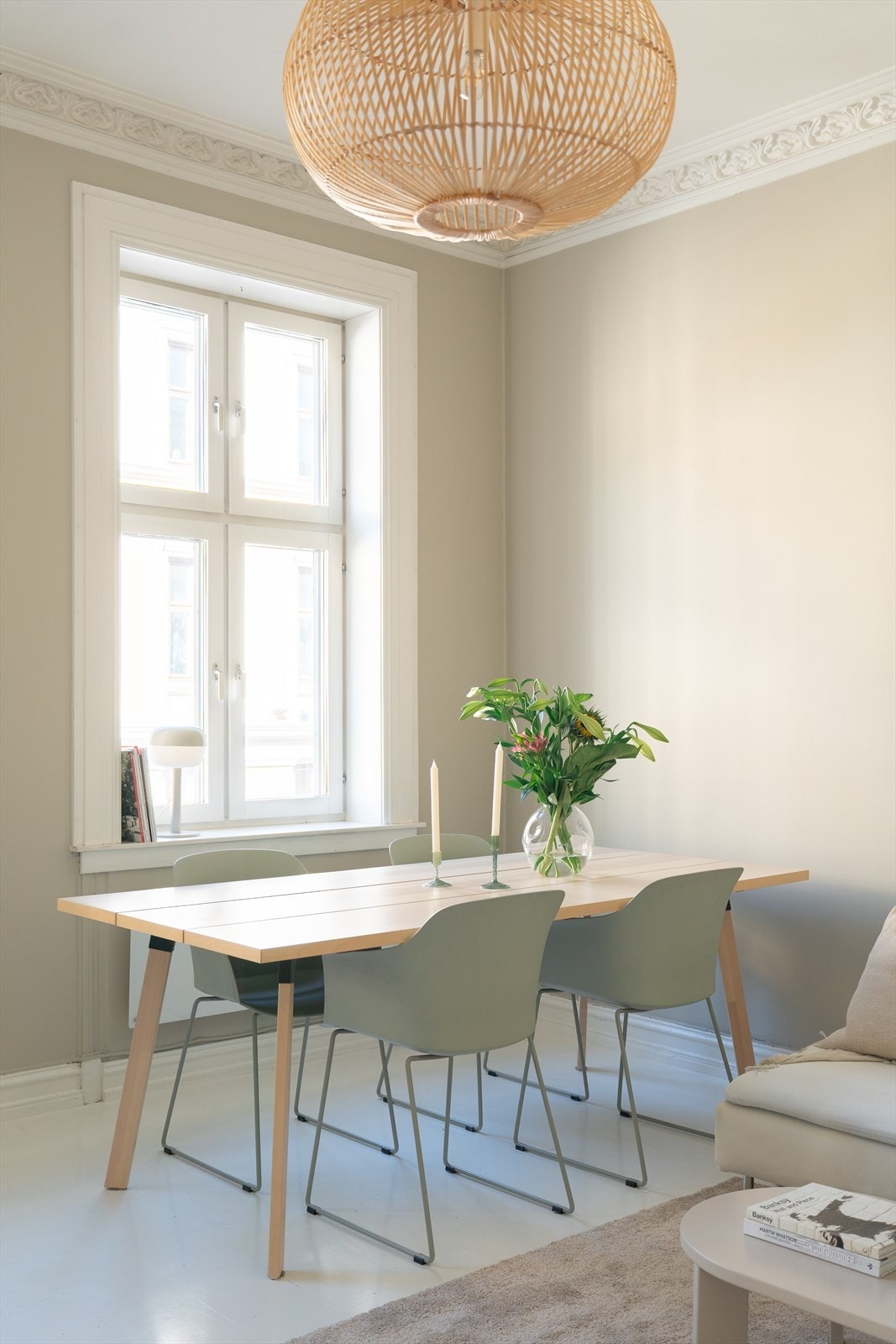 Kjøkkenet ligger i en åpen, sosial løsning mot stuen/spisestuen. Galleribilde