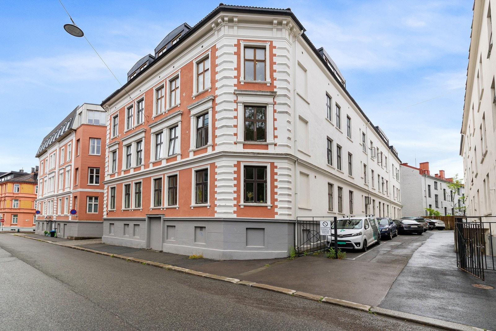 Her bor du midt i byen, men likevel tilbaketrukket i rolige omgivelser. Nabolaget er preget av vakre, klassiske bygårder og et veletablert bomiljø som gjør området til et av Oslos mest ettertraktede. Galleribilde