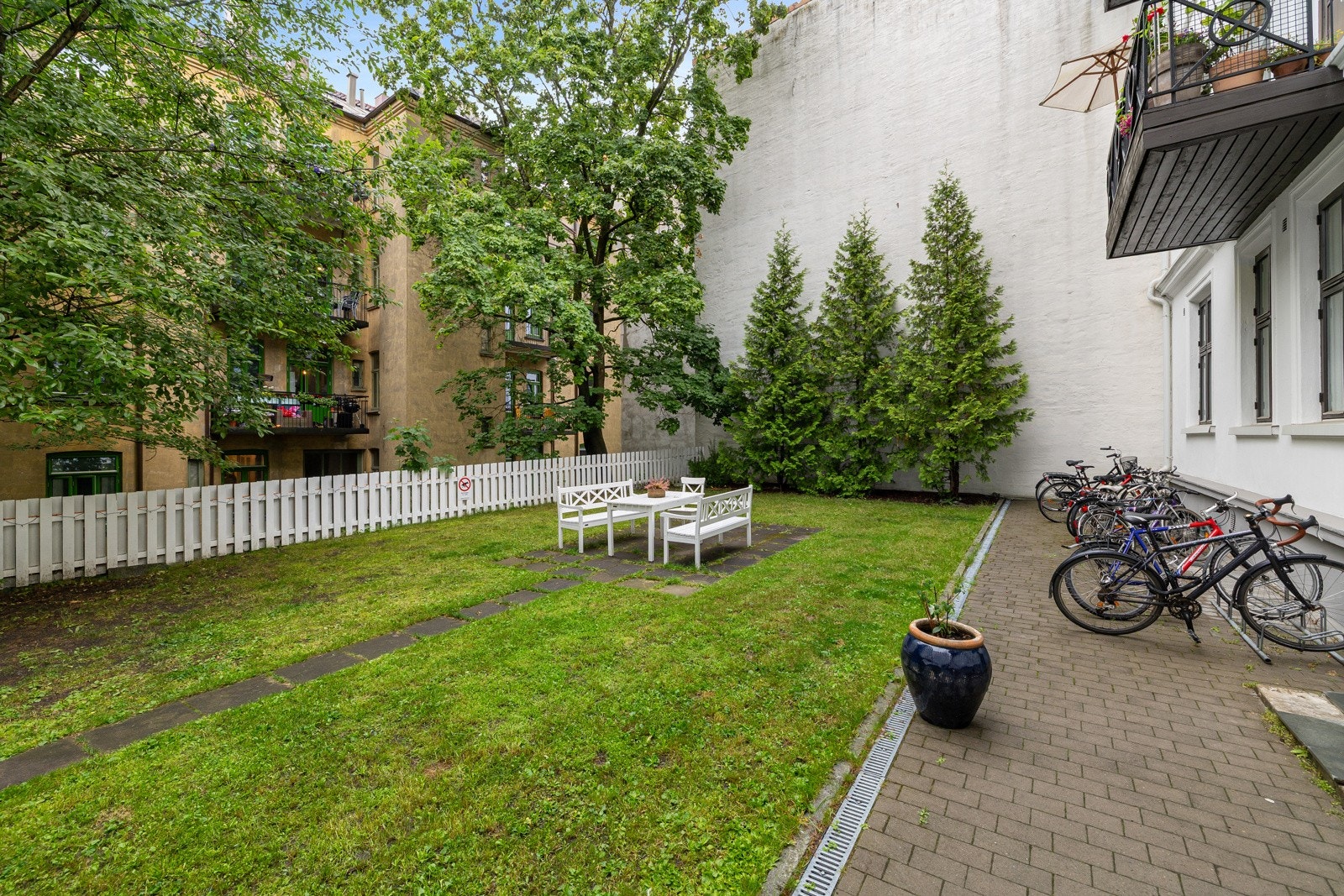 Koselig bakgård. Galleribilde