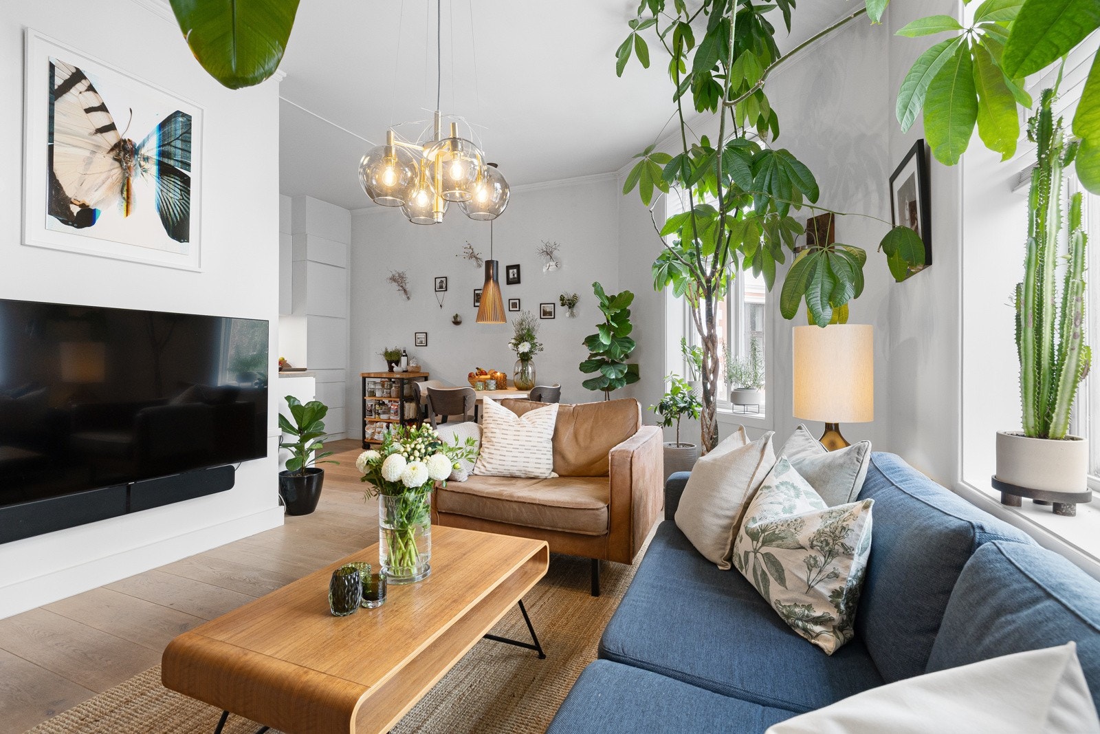 Lys og romslig stue med store vindusflater som sørger for rikelig med naturlig dagslys og en luftig romfølelse. Galleribilde