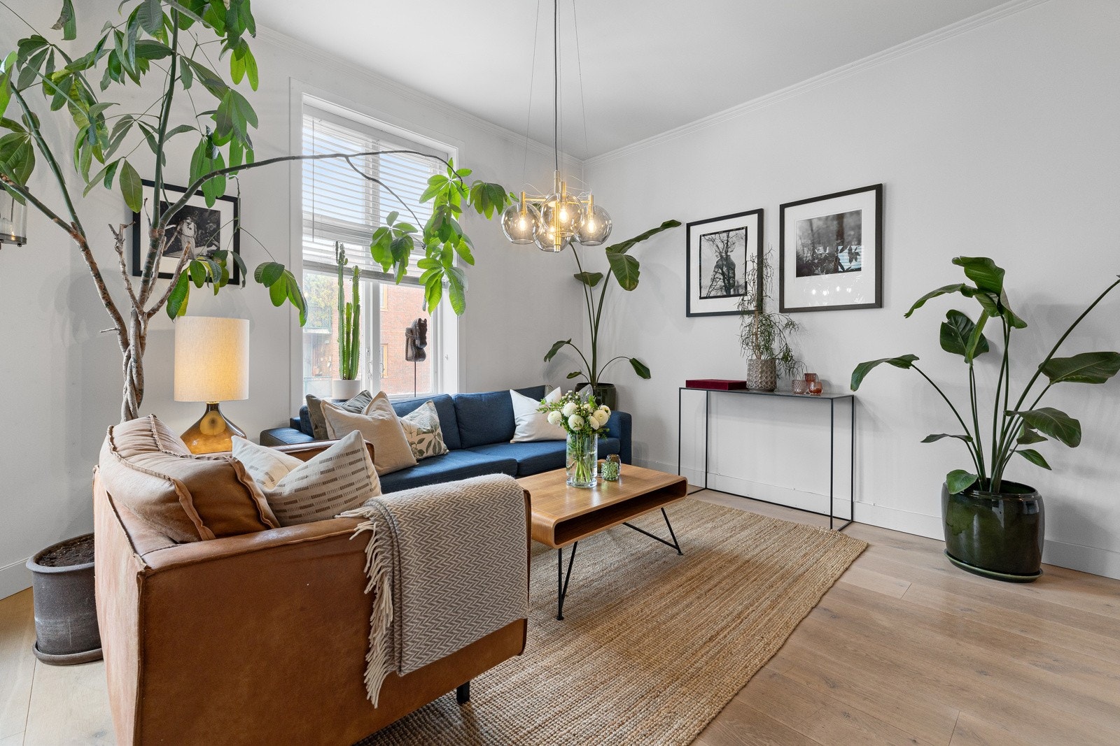 Boligen har en gjennomtenkt og arealeffektiv planløsning med stue og åpen kjøkkenløsning fra Kvik, soverom med plass til dobbeltseng og garderobe, samt bad med opplegg for vaskemaskin. Galleribilde
