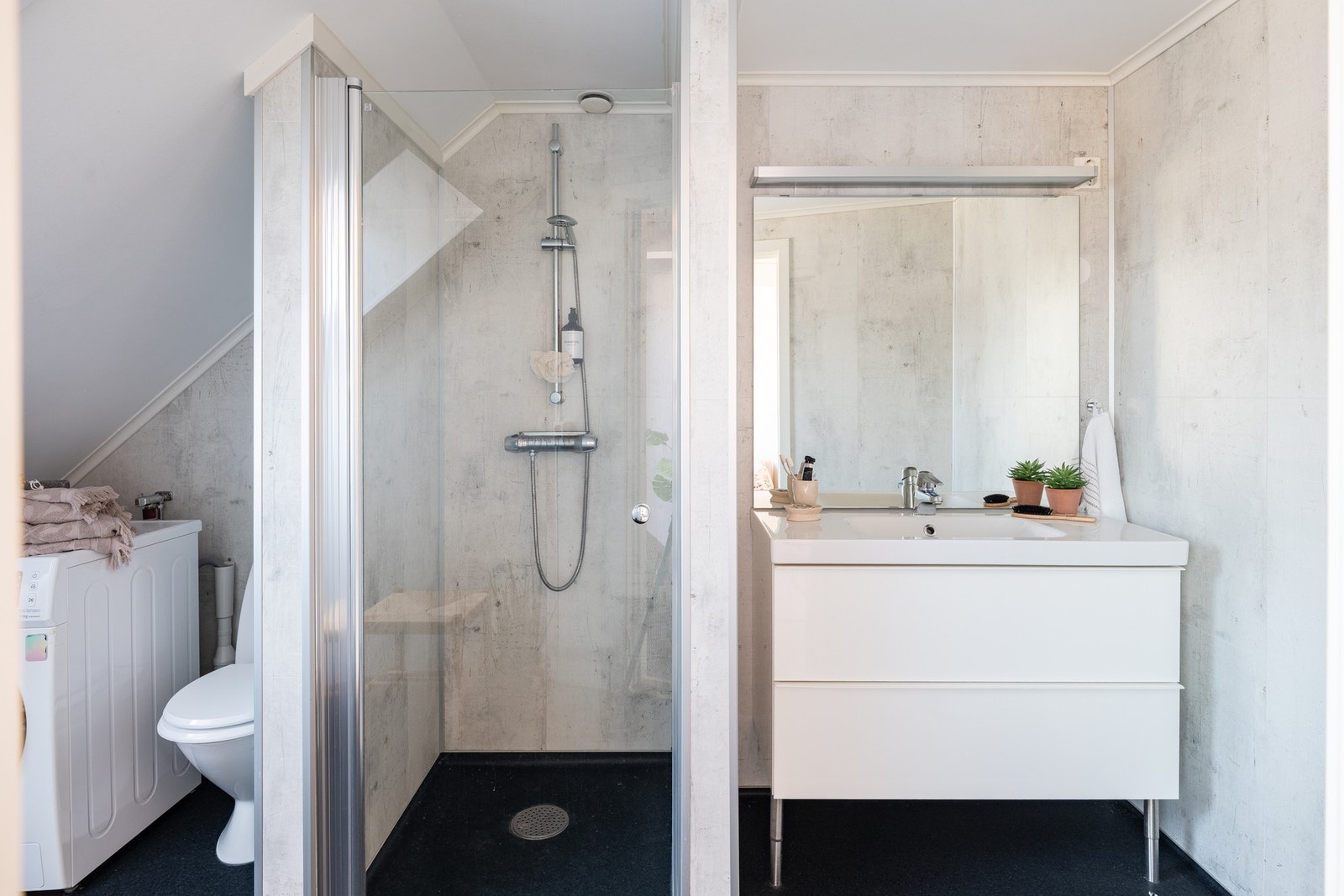 Praktisk utforming med dusjnisje og nisje for toalett og vaskemaskin. Galleribilde