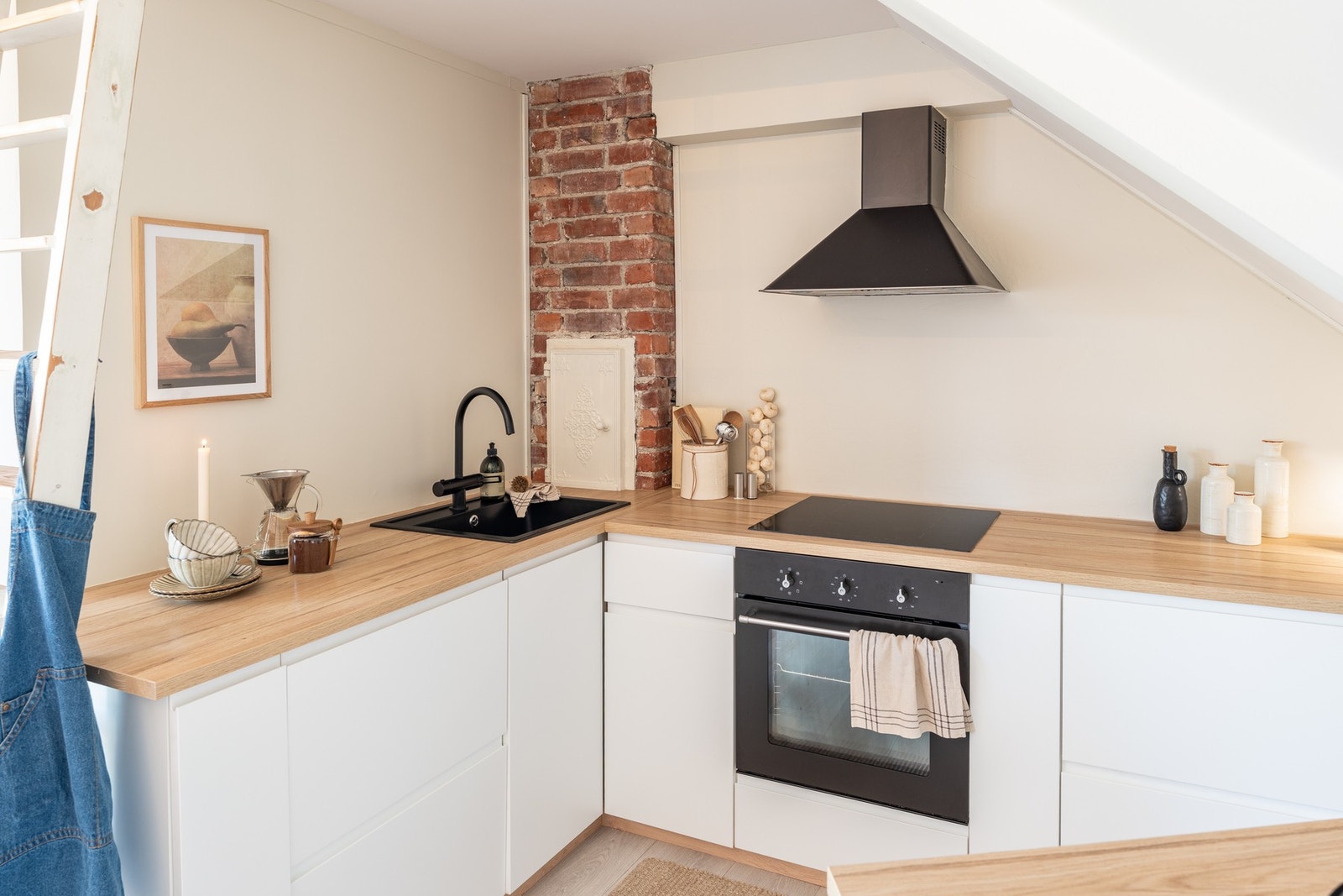 Kjøkkenet er satt inn i 2019 og er utstyrt med steteovn, koketopp, kjøleskap og oppvaskmaskin. Galleribilde