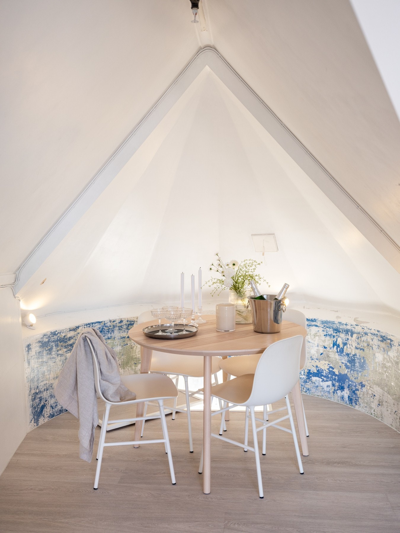 Spisestuen har en særegen utforming og vindu ved gulvet på ytterveggen. Galleribilde