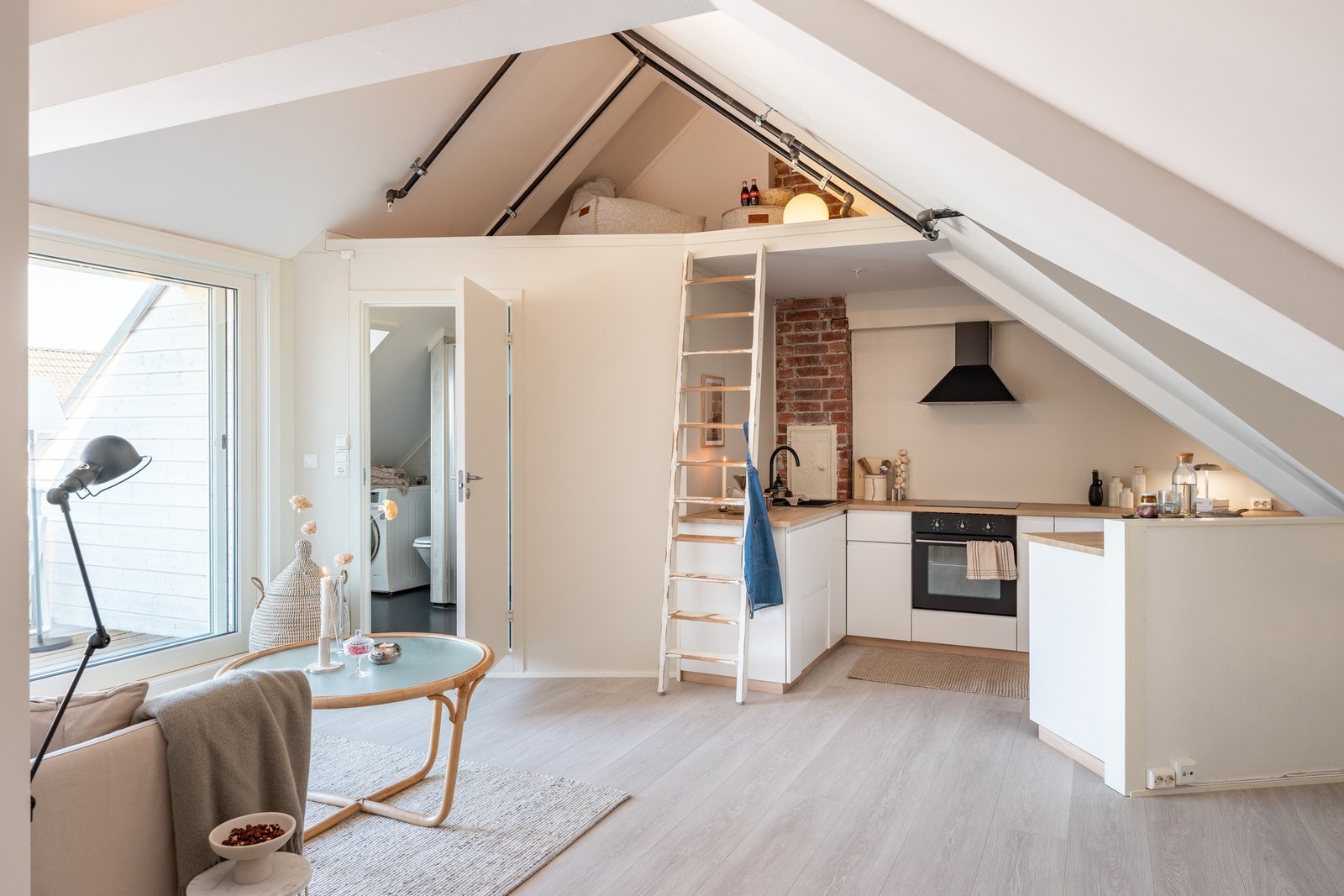 Leiligheten har god himlingshøyde og gulvareal ink. hems på hele 60 kvm. Galleribilde