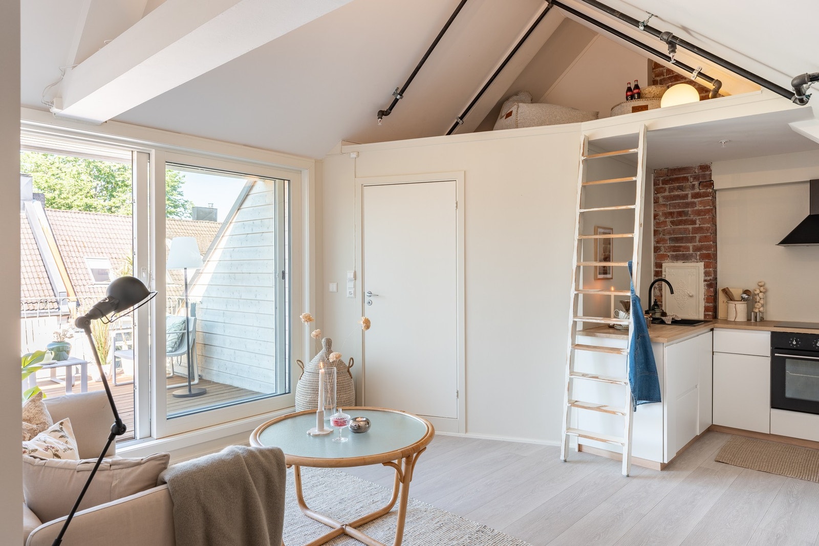 Stue/kjøkken måler samlet 26,5 kvm. og har fin inndeling med naturlige soner for spiseplass og sofagruppe. Galleribilde