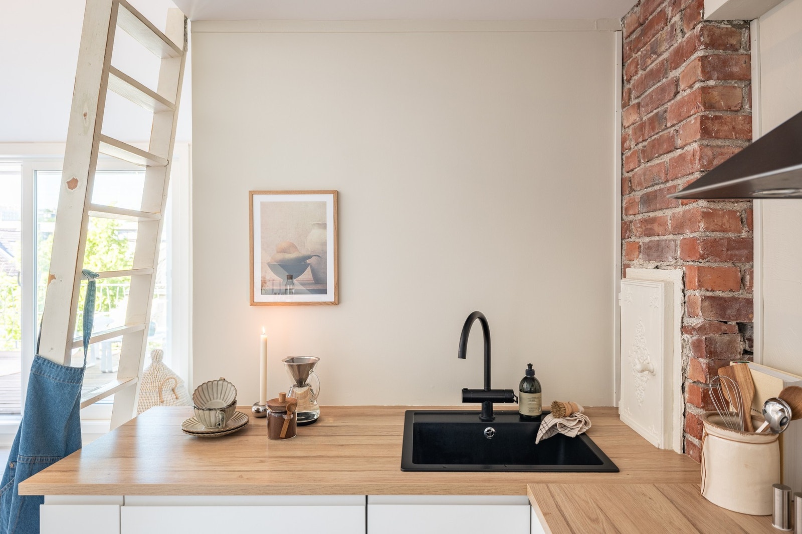 Her får man også rikelig med benkeplass til matlaging og oppbevaring. Galleribilde