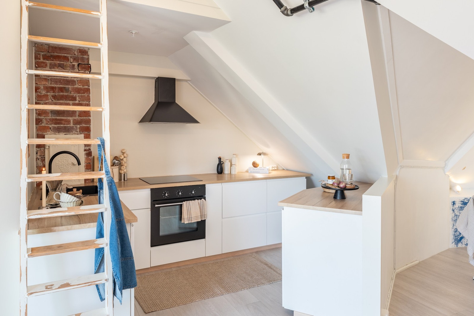 Lekkert, tidløst kjøkken med integrerte hvitevarer. Galleribilde