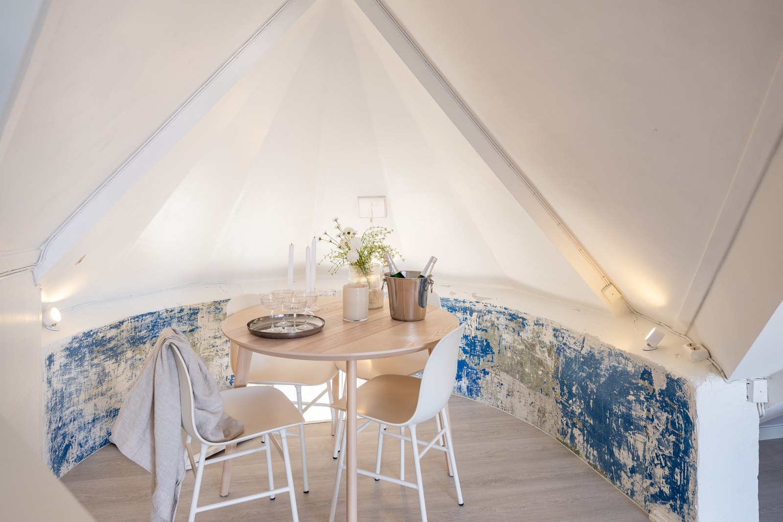 Stemningsfull spisestue med god plass til uttrekkbart bord. Galleribilde