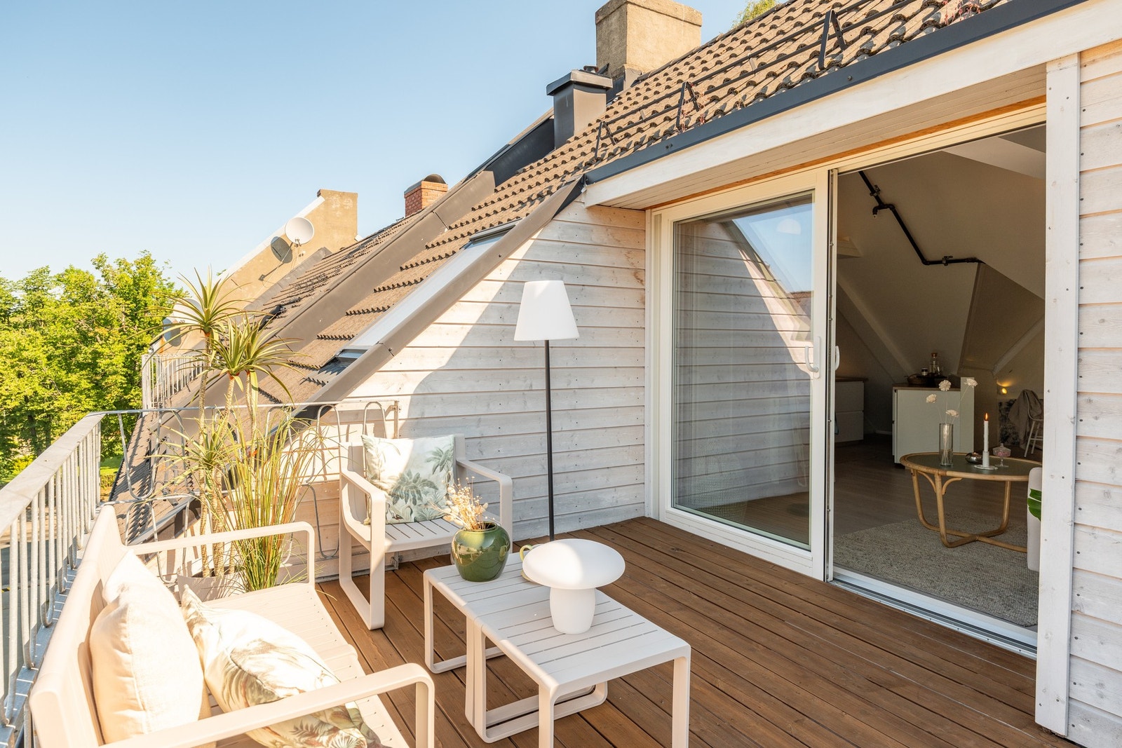 Takterrassen byr på luftig utsikt over nærområde og Lademoparken, og særs gode solforhold med sol til ca. 23.00 på kvelden. Galleribilde