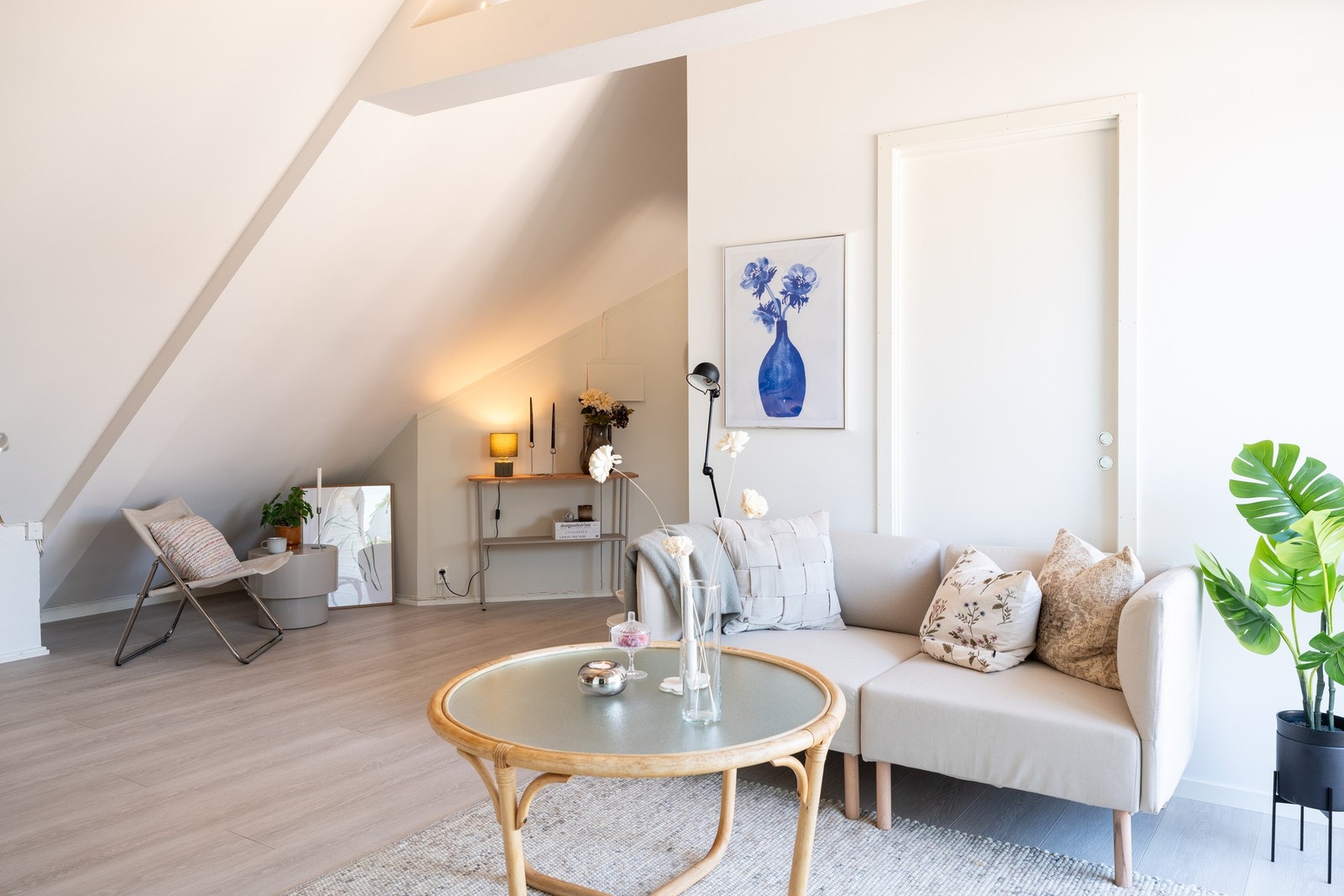 Soverommet har tilkomst fra dør bak sofa og dør fra gangen. Galleribilde