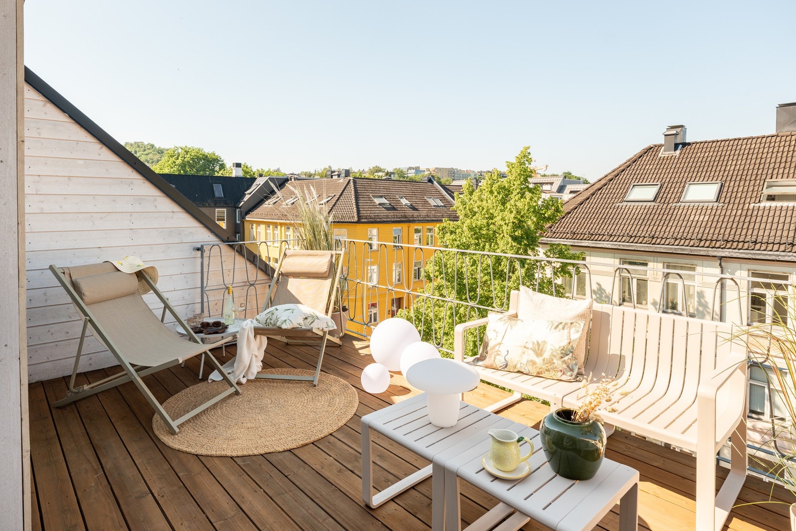 Leiligheten ligger ypperlig til i toppen av bygården med privat, vestvendt takterrasse på 13 kvm Galleribilde