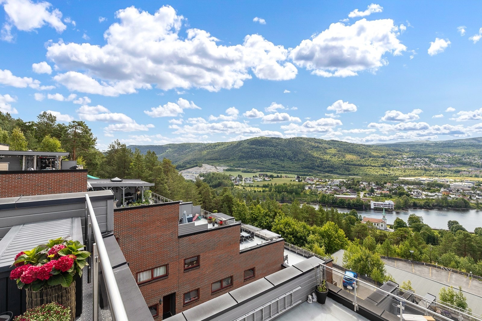 Krokstadelva byr på naturnærhet og flotte turmuligheter med marka rett utenfor døren. Galleribilde