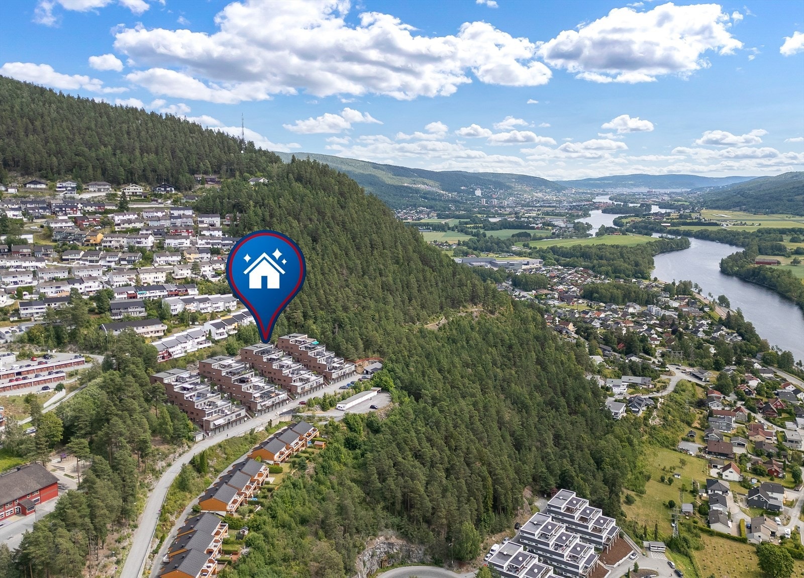 Krokstadelva kombinerer naturnærhet med byens fasiliteter - ideelt for aktive familier og etablerere. Galleribilde