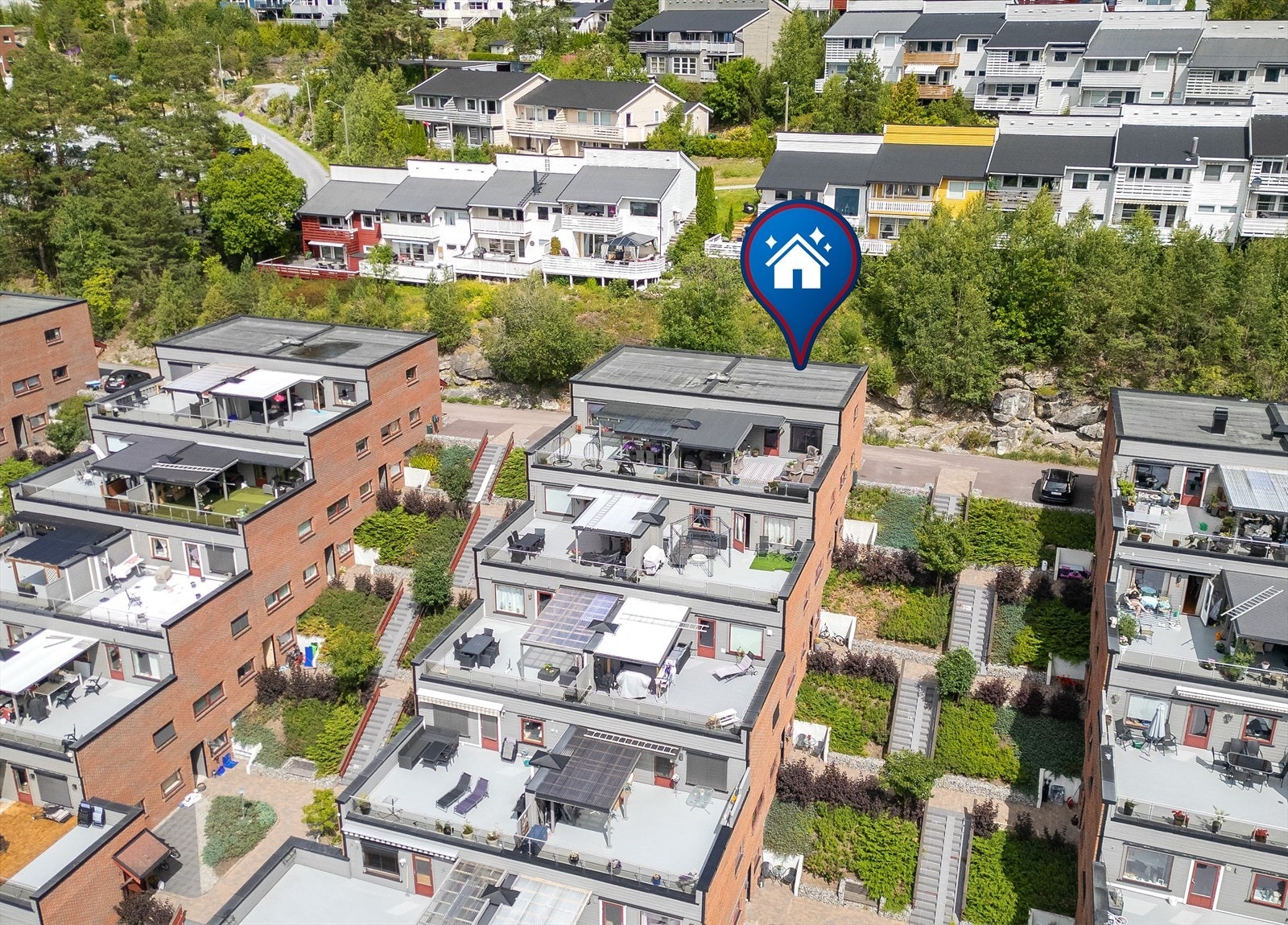 Nyt nærheten til både Sporty24 treningssenter, marka og populære turmål som Solbergfjellet. Galleribilde