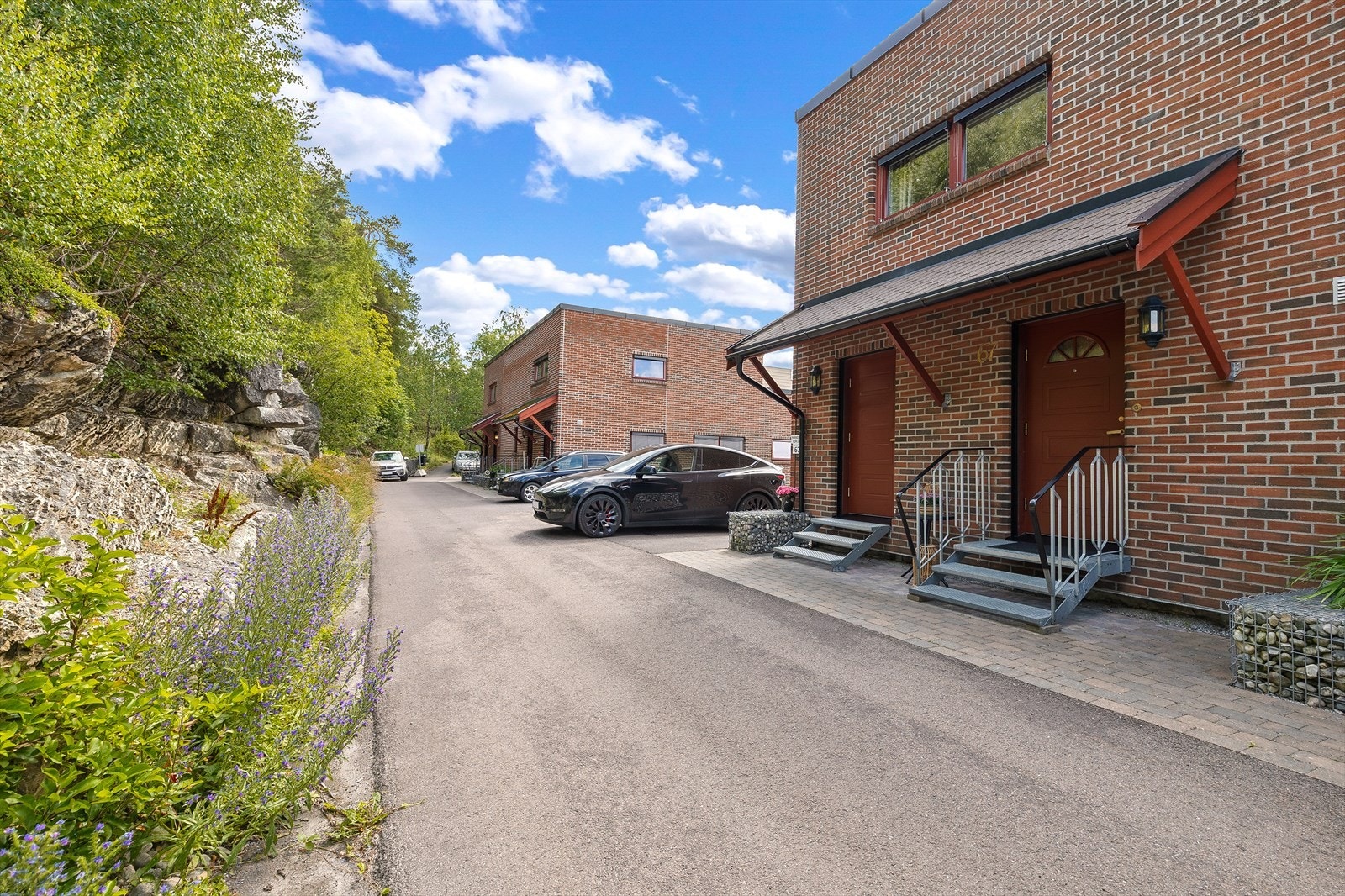 Boligens inngangsparti, og inngang til ekstern bod. Galleribilde