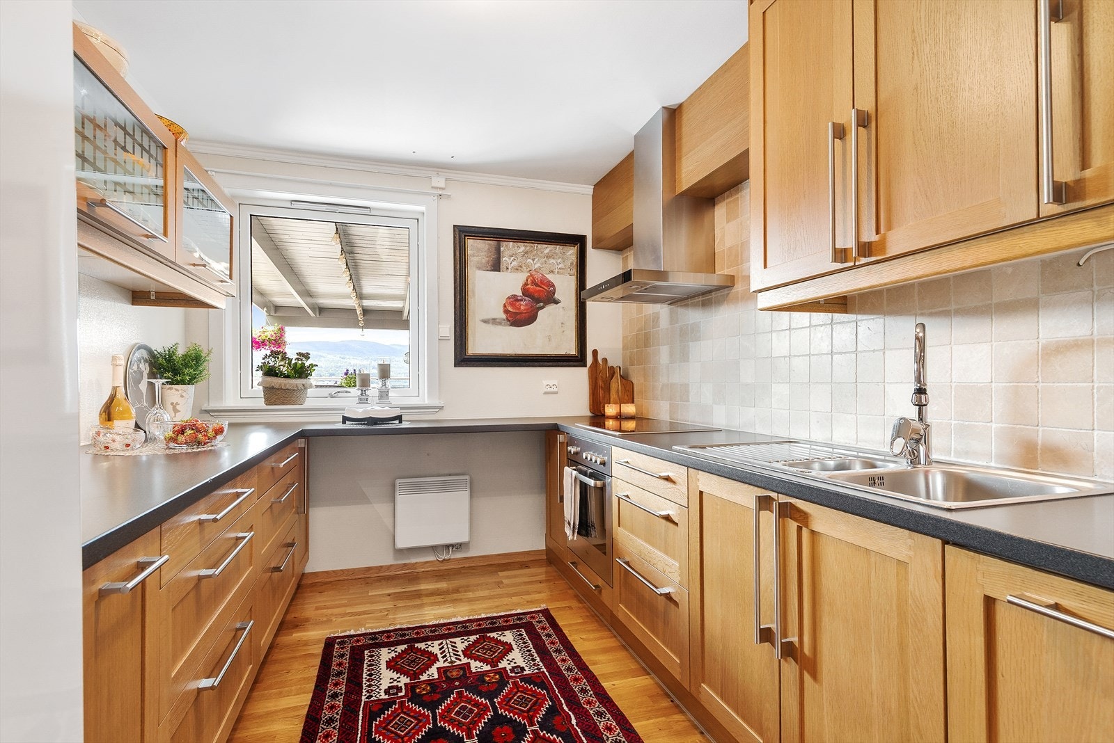 Kjøkkenet er praktisk med mye oppbevaringsplass. Galleribilde