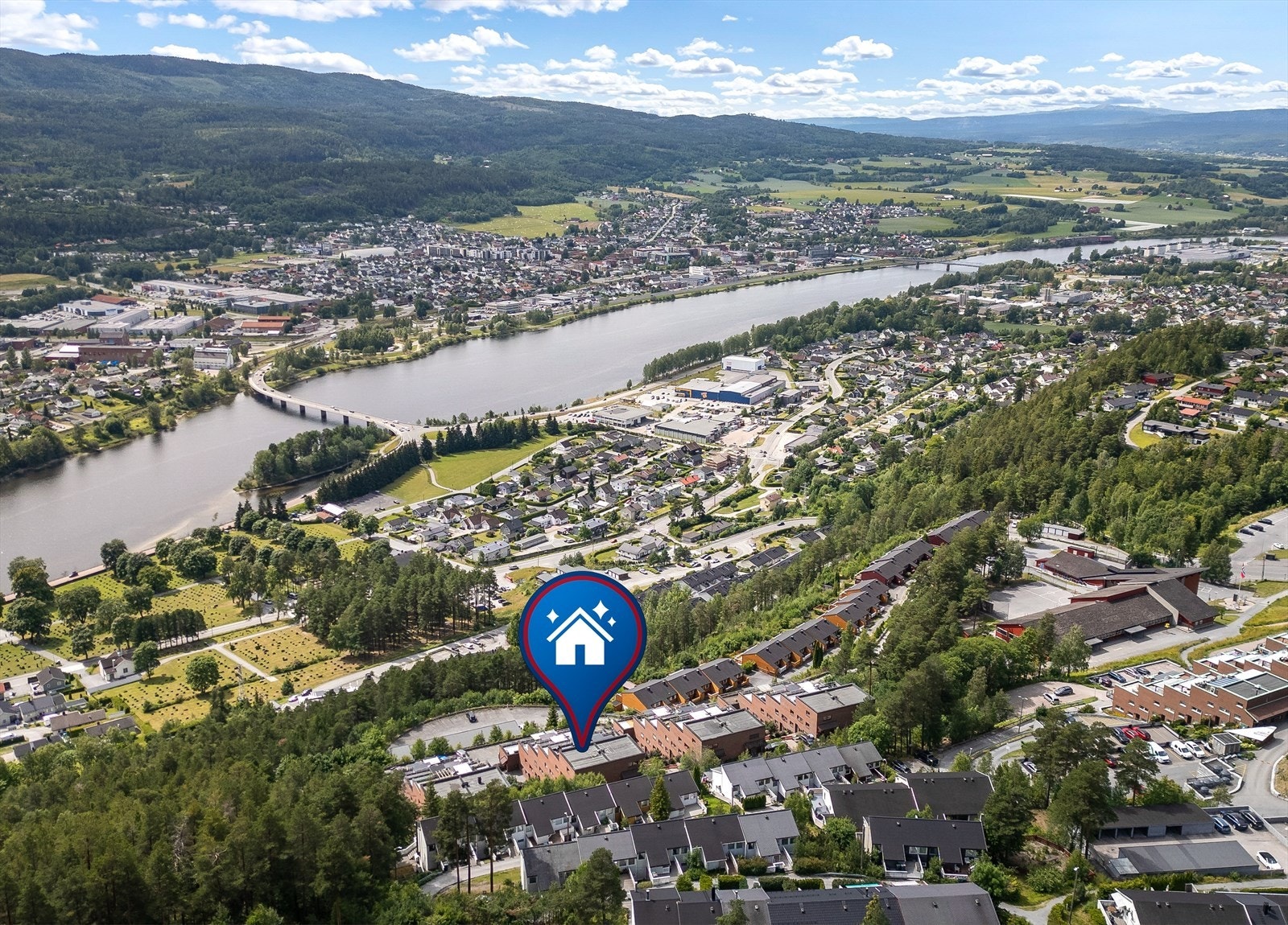 Området byr på enkel tilgang til kollektivtransport, med bussholdeplass og Mjøndalen stasjon i nærheten. Galleribilde