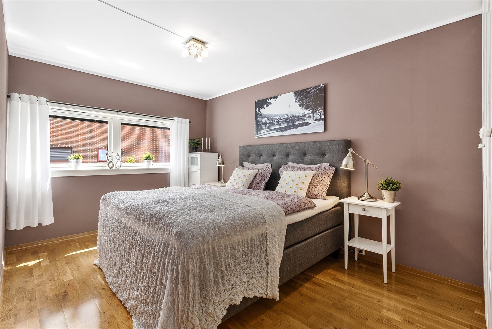 Hovedsoverommet i 1. etasje er det plass til dobbeltseng med nattbord på hver side, garderobeskap og kommode. Galleribilde