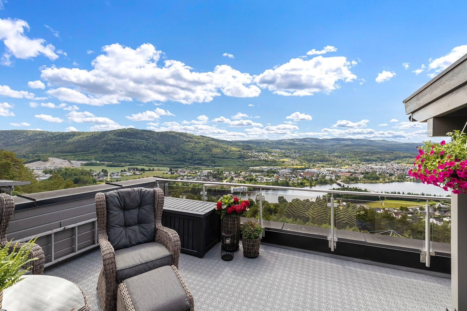 Den åpne terrassen gir deg mulighet for både grillplass og loungemøbler. Galleribilde