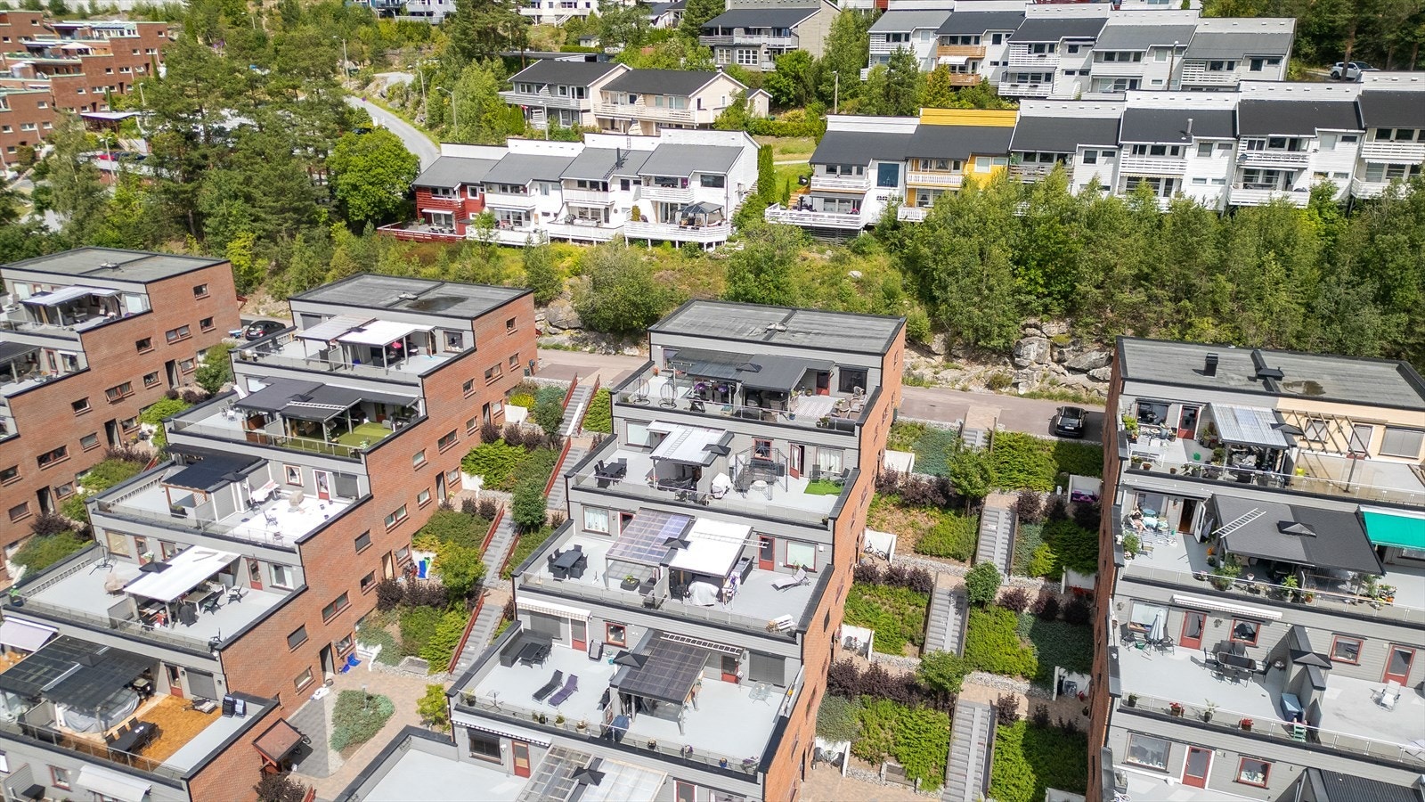 Familievennlig område med kort vei til Stenseth skole, barnehager og lokale idrettsanlegg. Galleribilde