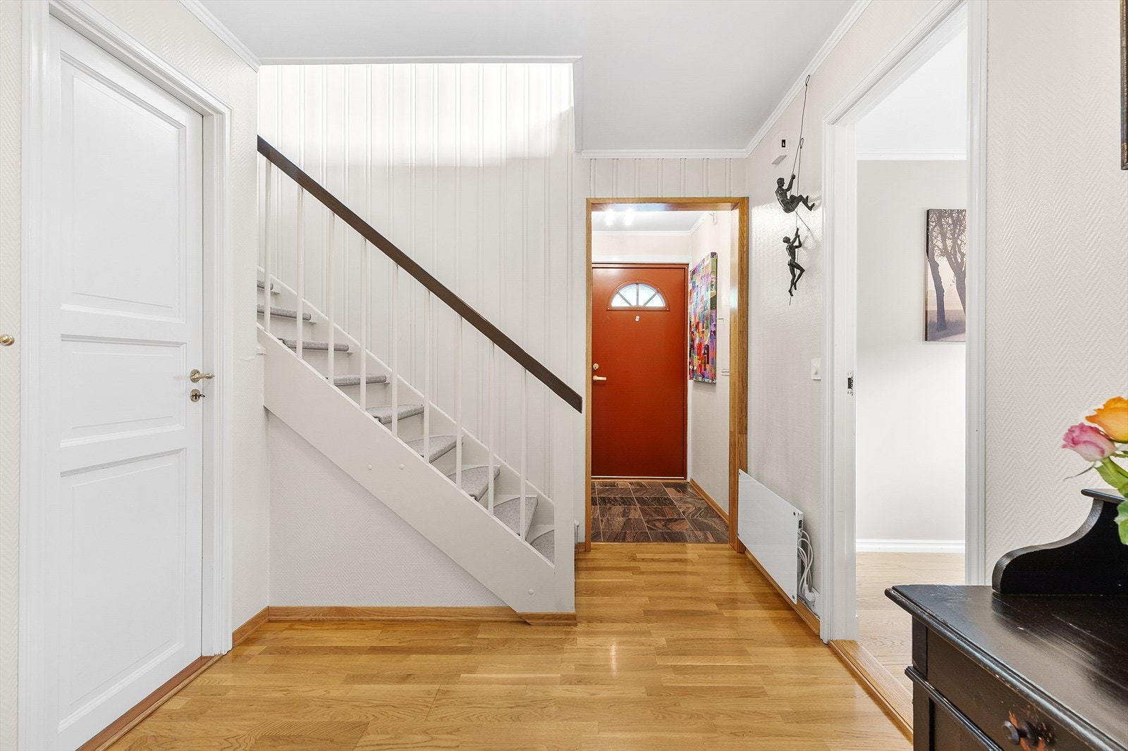 Fra entréen kommer du inn i hallen hvor du har adkomst til alle rom i 1. etasje. Galleribilde