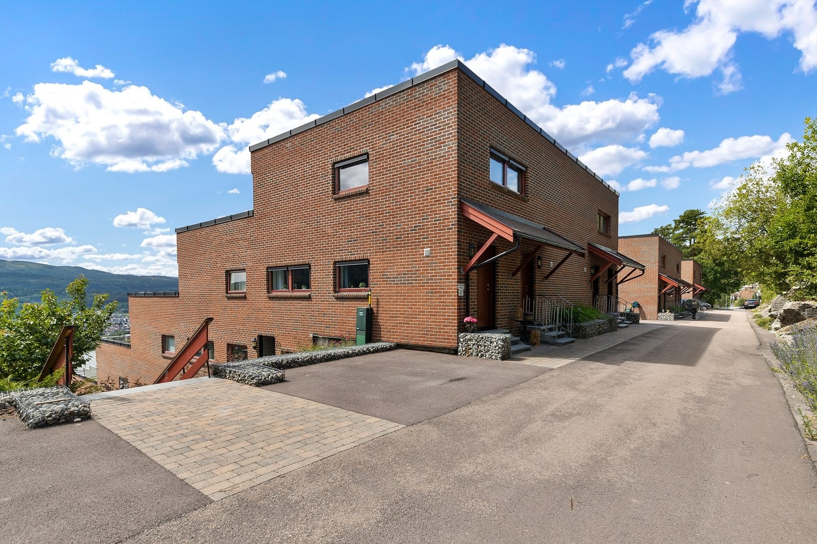 Det er parkering rett utenfor inngangen. Galleribilde