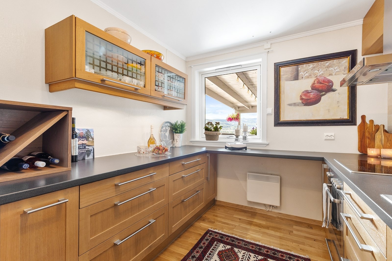 Det er godt med arbeidsplass på kjøkkenbenken. Galleribilde