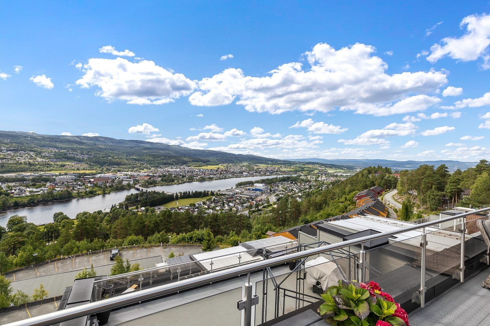 Utsikten fra terrassen er helt fantastisk. Galleribilde