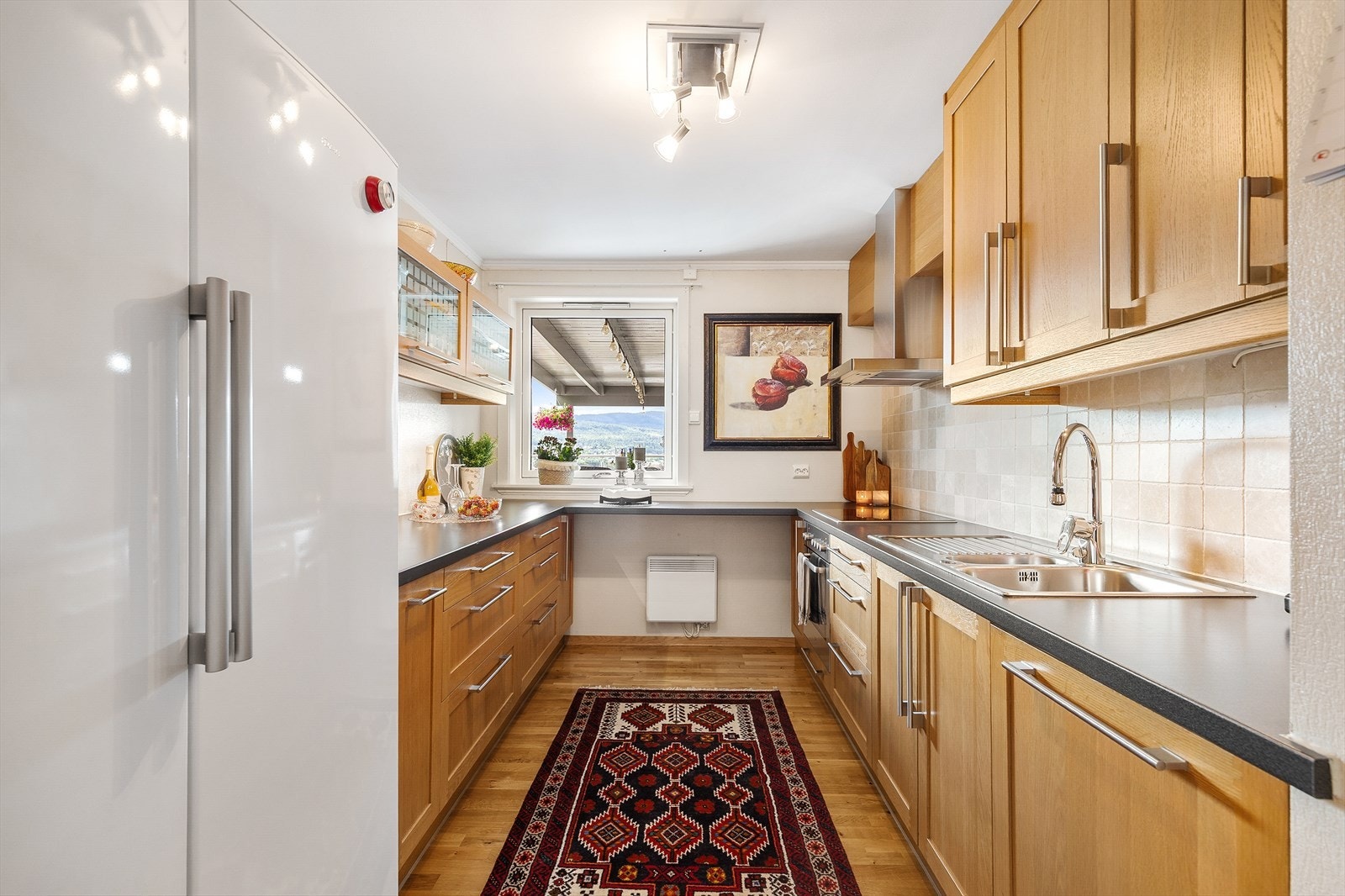 Det er integrerte hvitevarer bestående av stekeovn, platetopp og oppvaskmaskin, Galleribilde