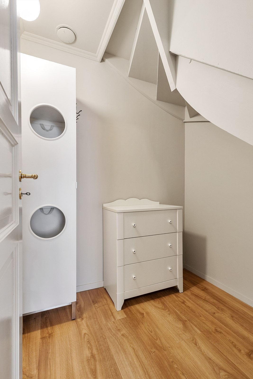 Under trappen er det en praktisk bod. Galleribilde