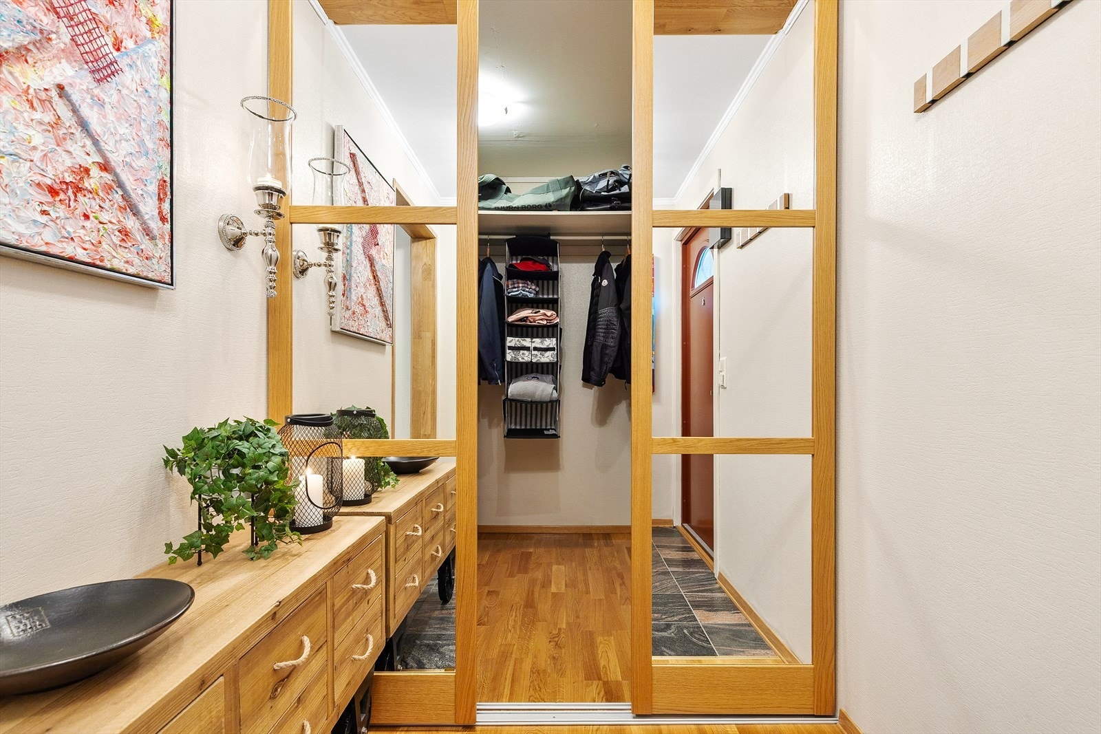 På høyre side inn i entréen er det satt inn skyvedører, som skaper et eget garderoberom. Galleribilde