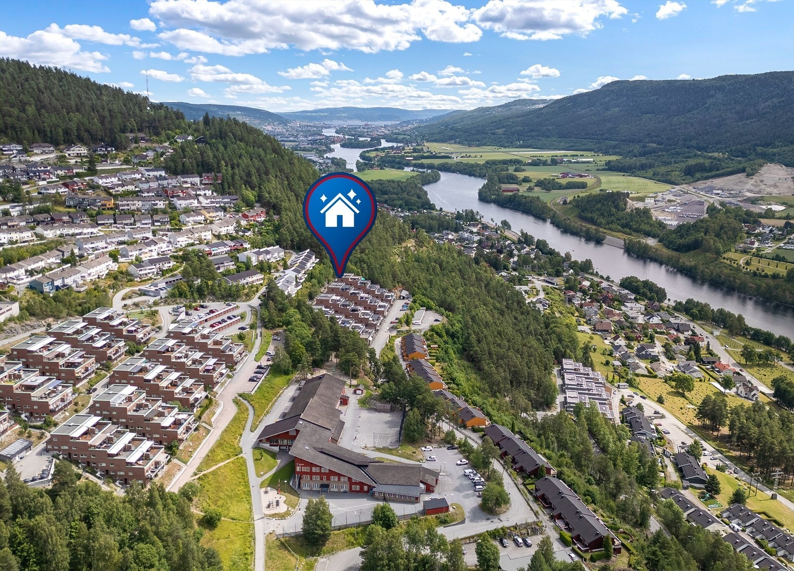 Kort avstand til Stenseth skole og barnehager, med flotte turmuligheter i nærområdet. Galleribilde