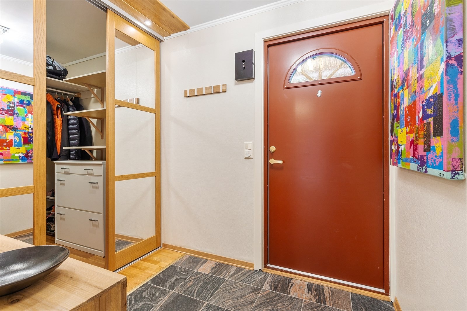 I entréen er det knagger på innsiden så gjester kan henge fra seg. Galleribilde