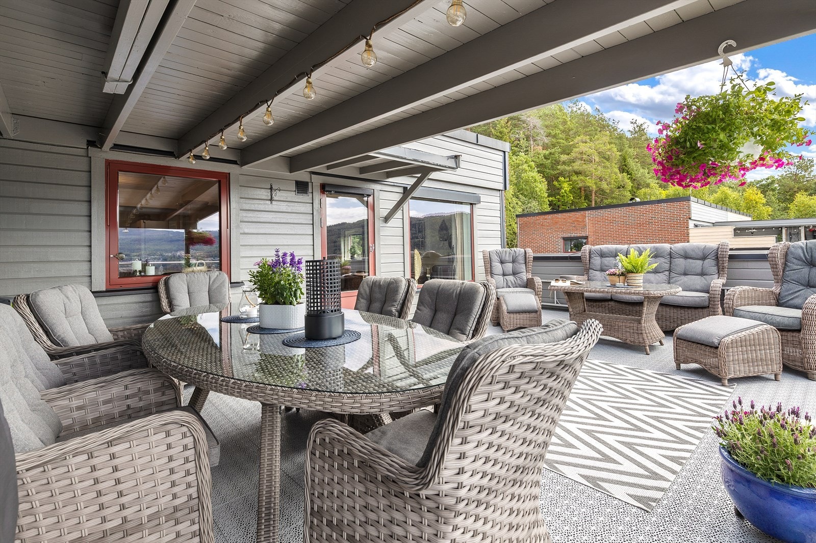 Her er det plass til spisebord under tak, så man kan nyte måltider ute uansett vær. Galleribilde