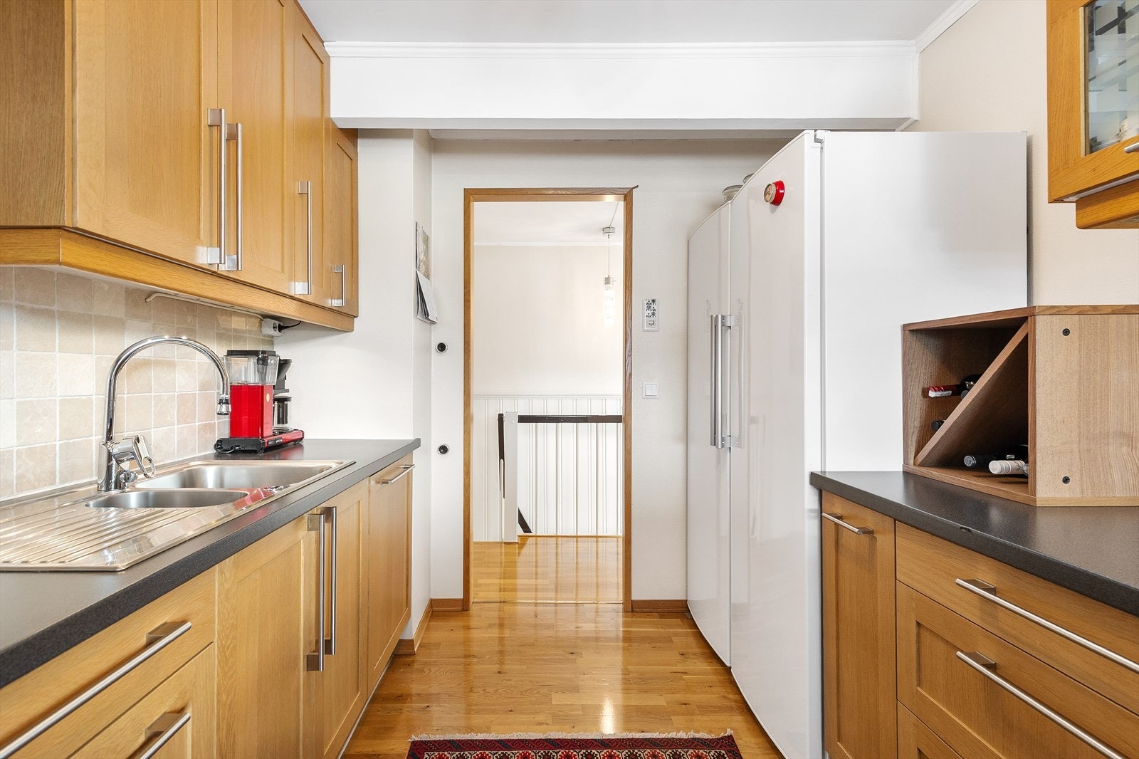 Benkeplaten er i laminat og dørene er profilerte. Galleribilde