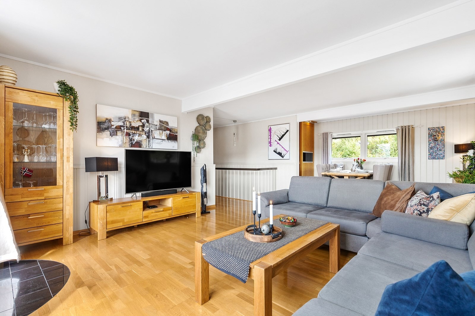 Stuen blir lyst opp med naturlig lys fra de store vindusflatene. Galleribilde