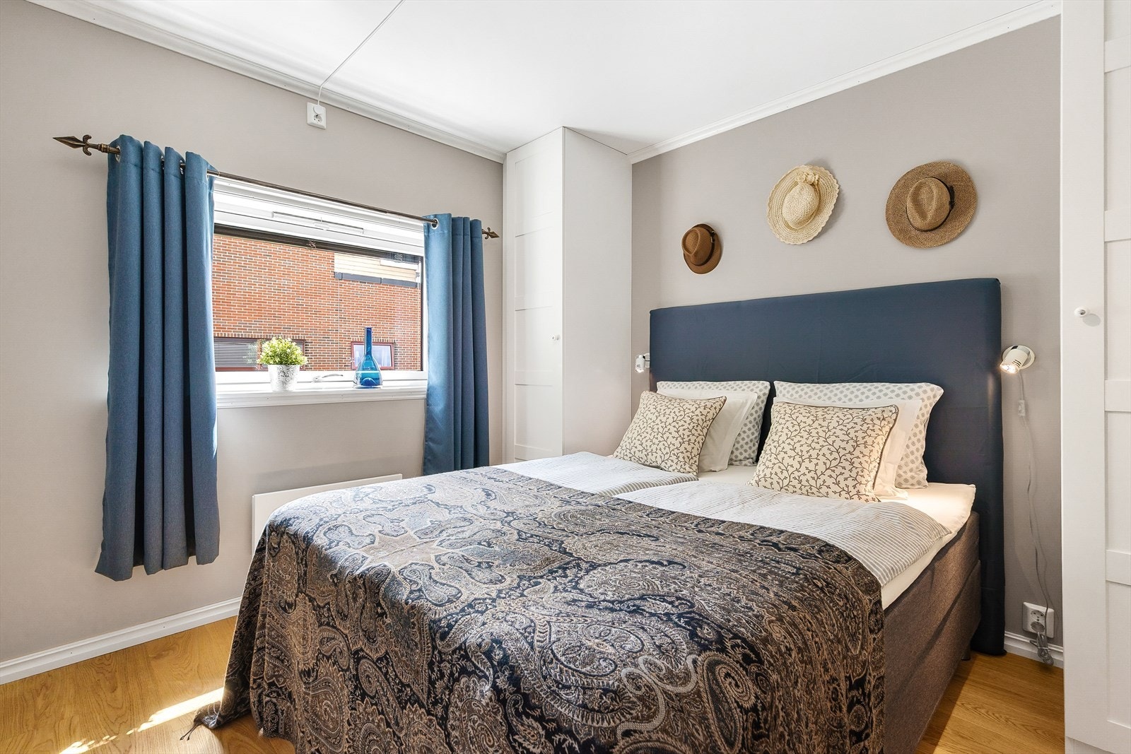 Boligens andre soverom er perfekt som barne-/gjesterom, med plass til seng, garderobeskap og skrivebord. Galleribilde