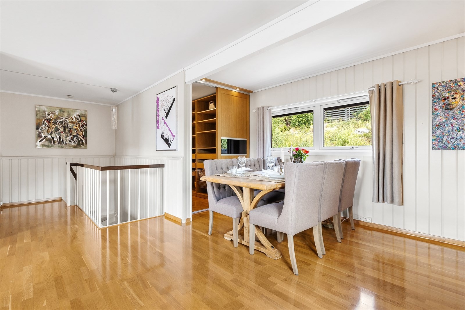 Det er montert skyvedører for å skape en bod. Galleribilde