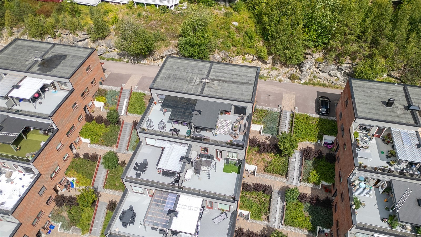 Boligen har den øverste terrassen som hindrer syn fra naboer. Galleribilde