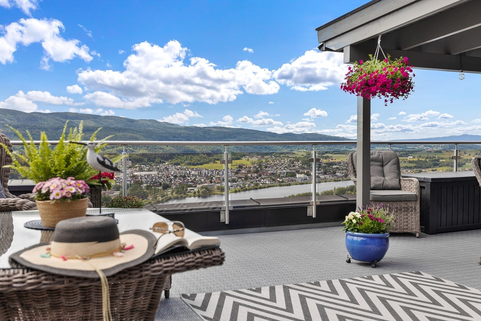 Det er flere soner på terrassen, som gjør at man kan nyte terrassen hele dagen. Galleribilde