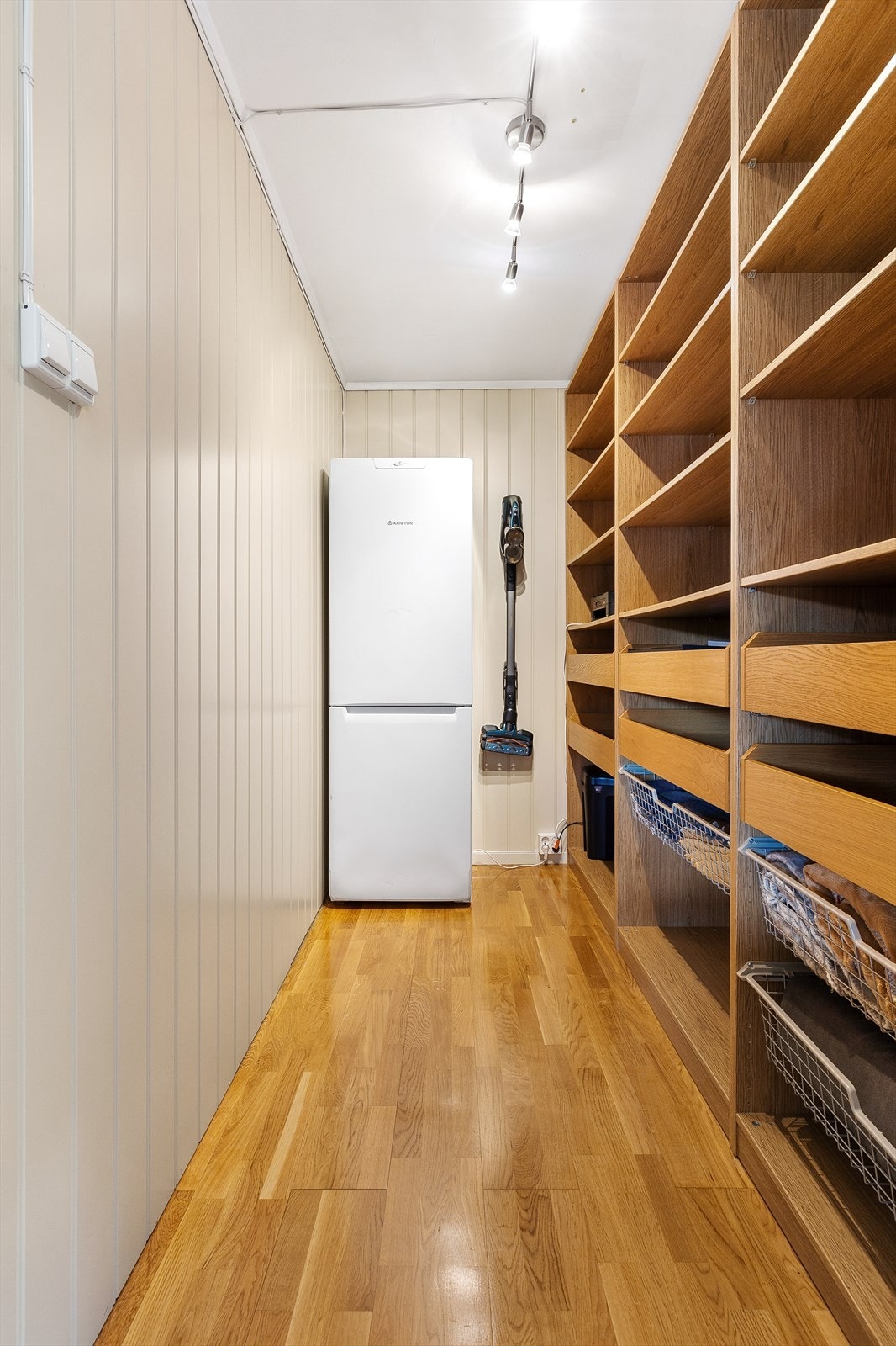 Ved kjøkkenet er det en bod med gode oppbevaringsmuligheter og plass til et ekstra kjøleskap. Galleribilde