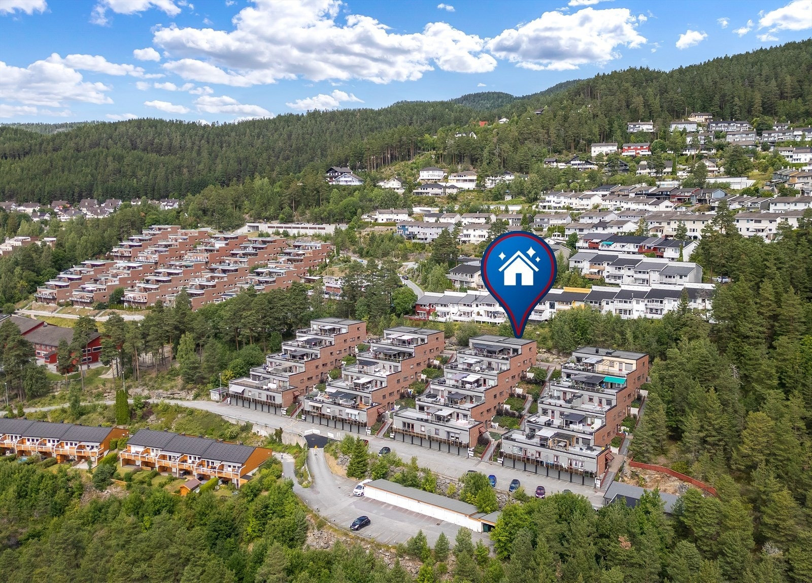 Buskerud Storsenter og dagligvareforretninger ligger kun en kort kjøretur unna for enkel hverdagshandel. Galleribilde