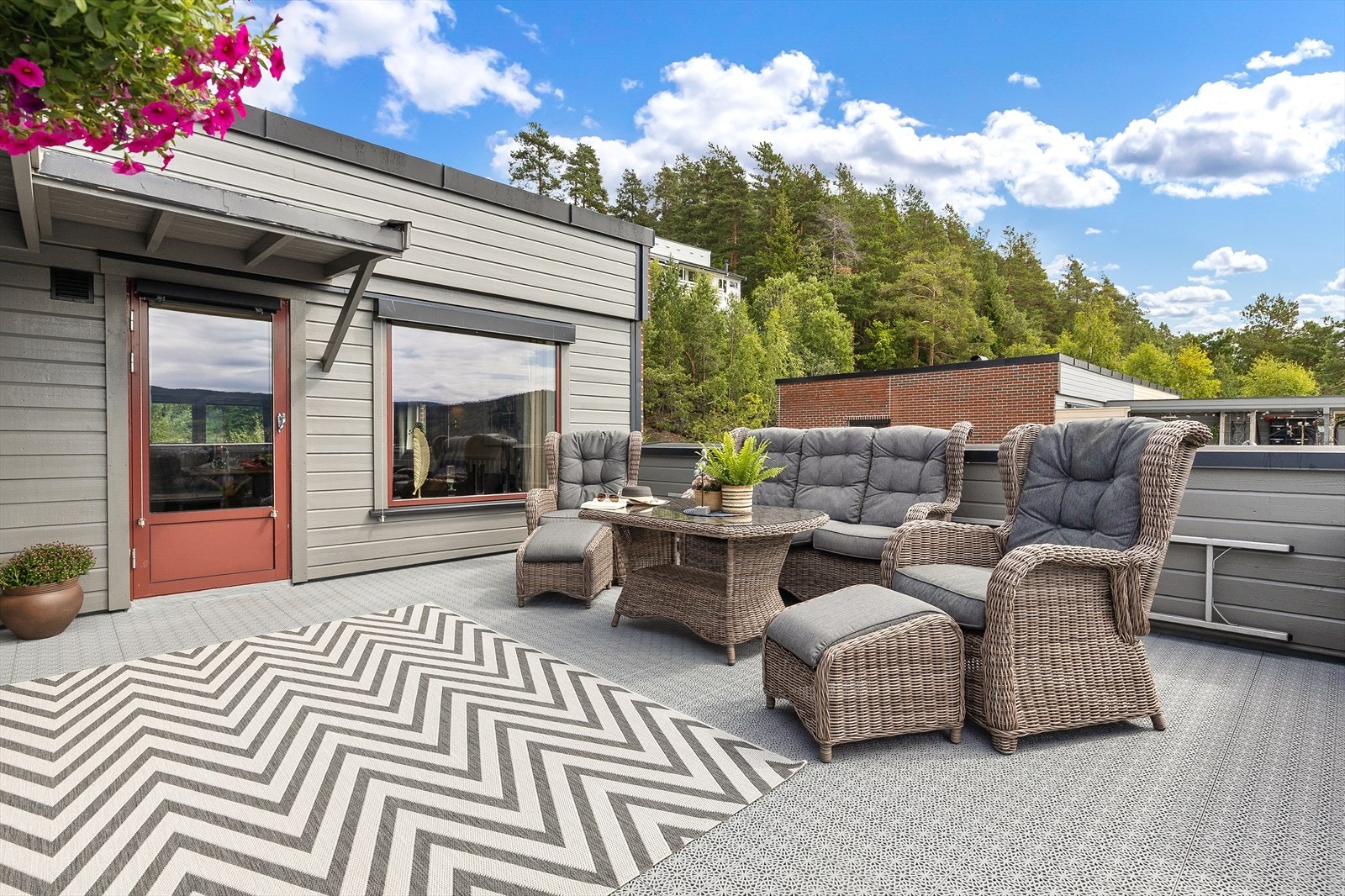 Den store terrassen på 42 kvm blir en forlengelse av stuen på sommerhalvåret. Galleribilde